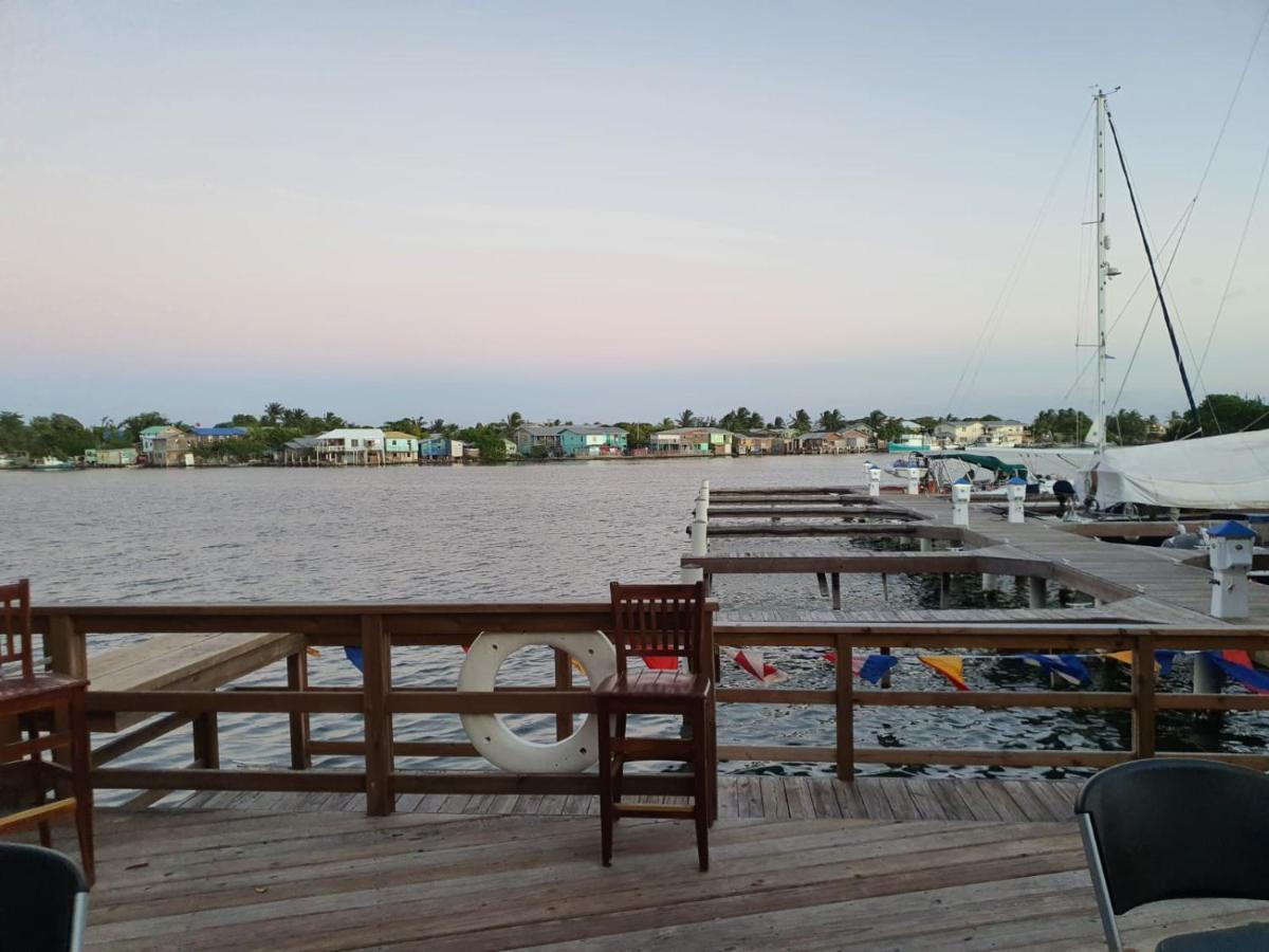 French Harbour Hotel And Dive Center Roatan Yacht Club מראה חיצוני תמונה
