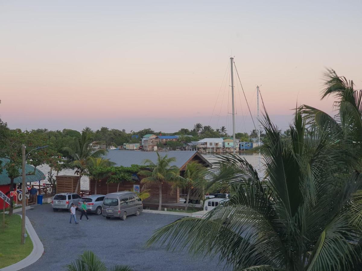 French Harbour Hotel And Dive Center Roatan Yacht Club מראה חיצוני תמונה